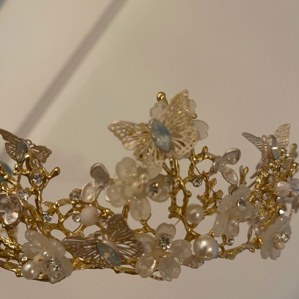 Crown worn once bought for 150